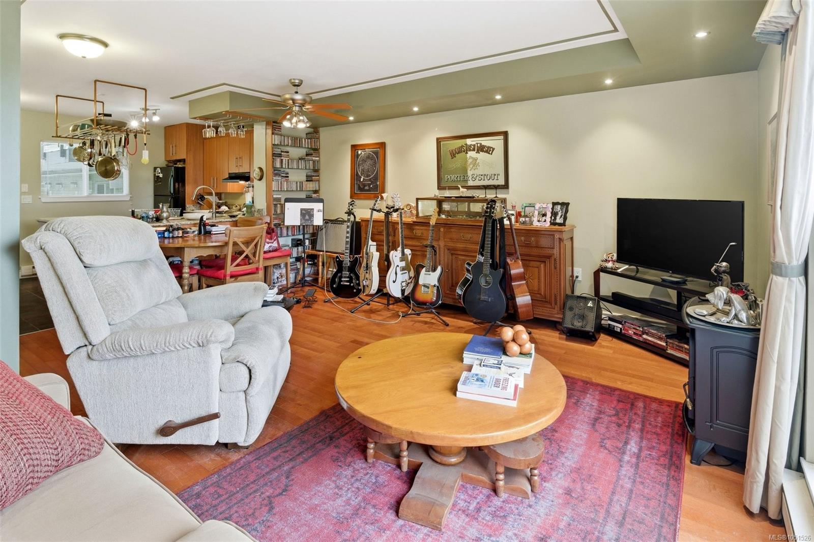 207-991 Cloverdale Ave — listing photo 12 of 21