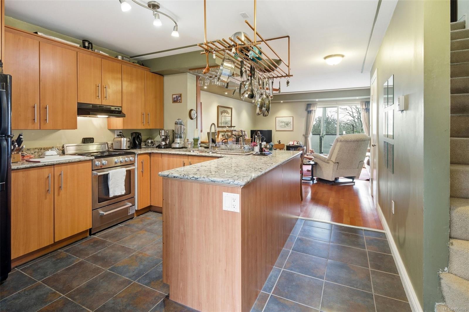 207-991 Cloverdale Ave — listing photo 3 of 21
