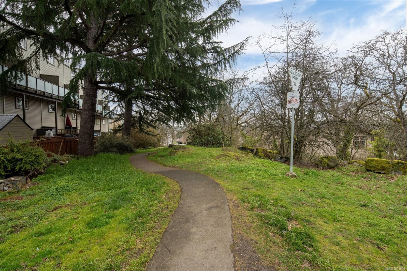 207-991 Cloverdale Ave — listing photo 5 of 21
