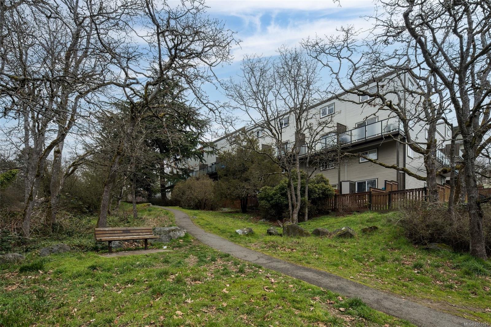 207-991 Cloverdale Ave — listing photo 6 of 21
