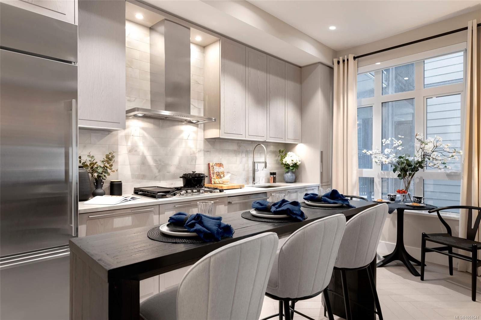 211-427 Lampson St — listing photo 4 of 16