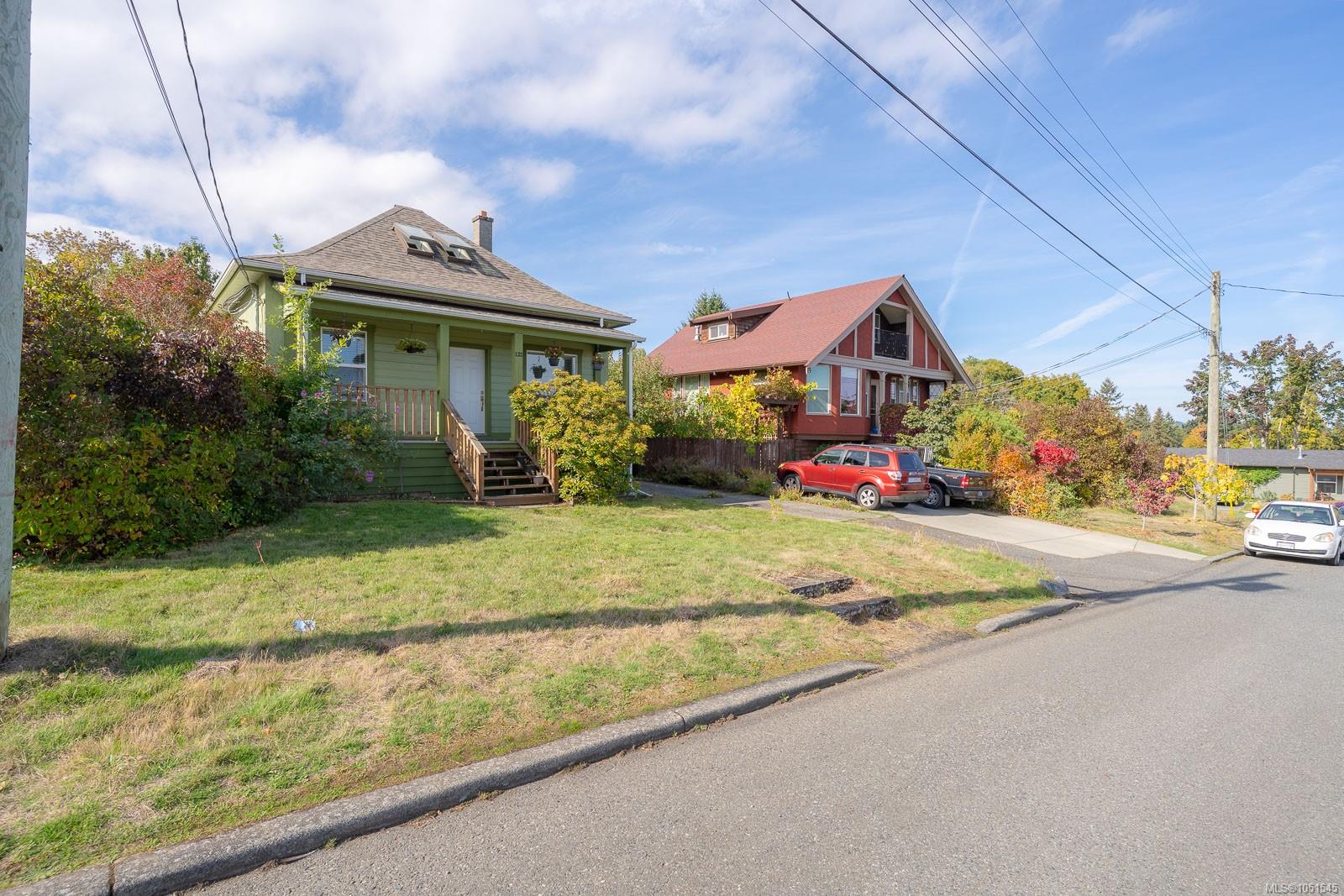 121 Harvey St — listing photo 3 of 49