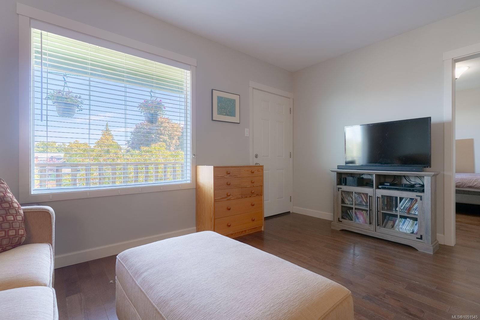 121 Harvey St — listing photo 7 of 49