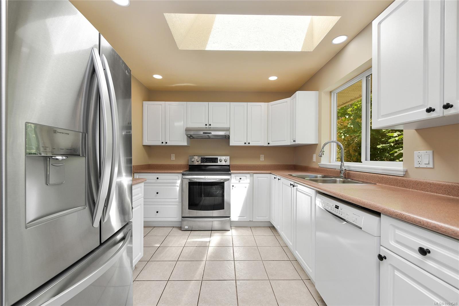585 HANSEN Ave — listing photo 11 of 54