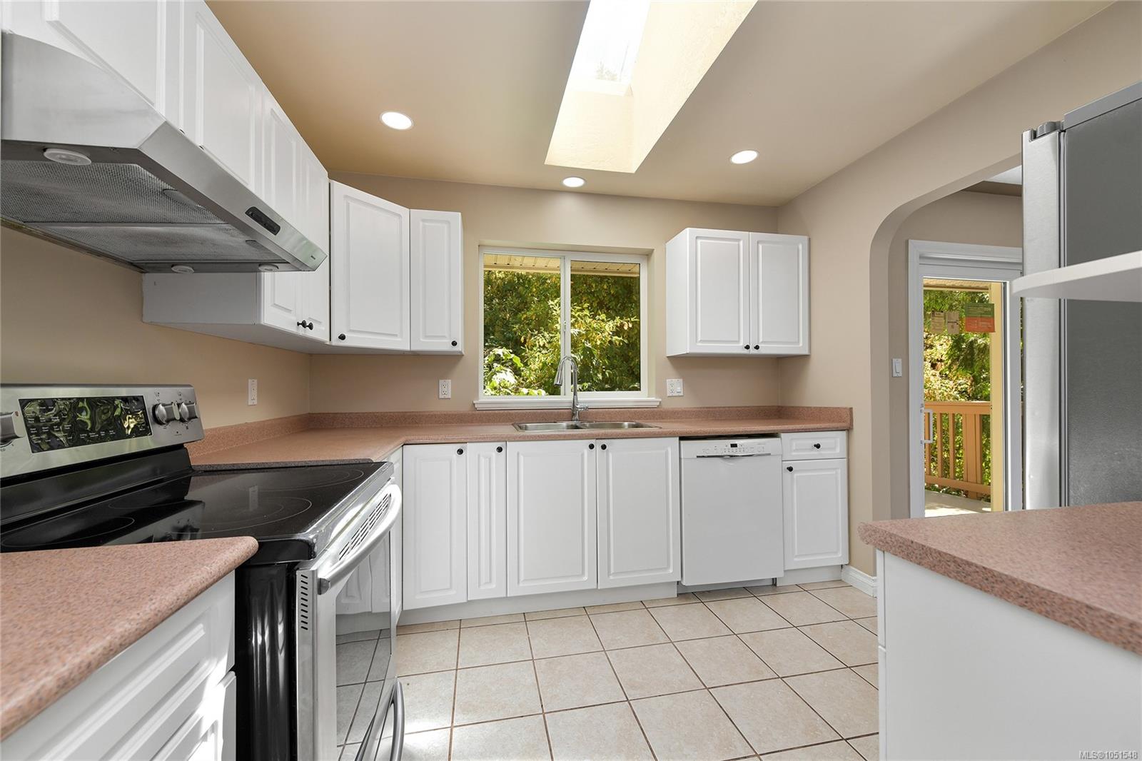 585 HANSEN Ave — listing photo 12 of 54