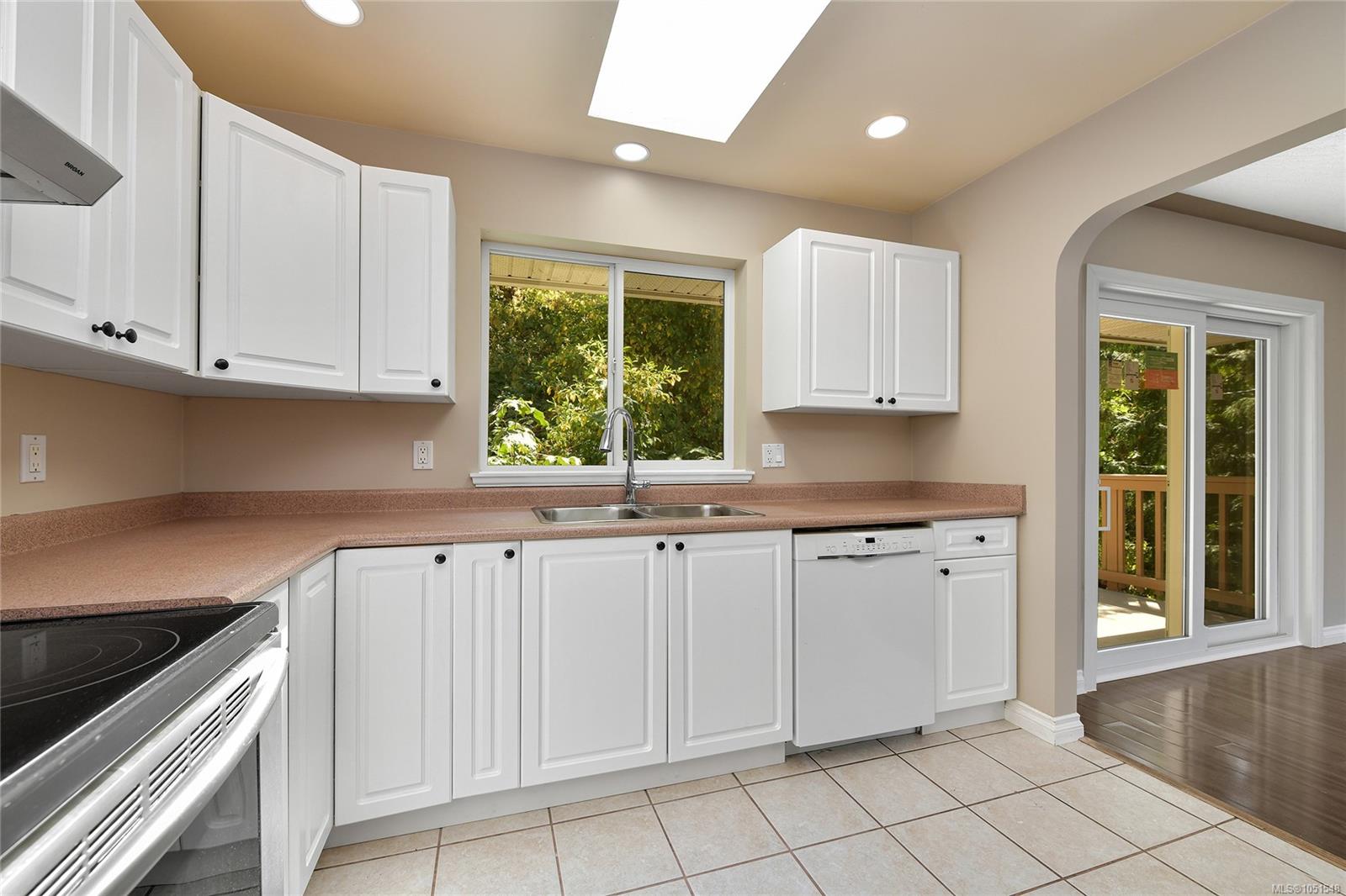 585 HANSEN Ave — listing photo 13 of 54
