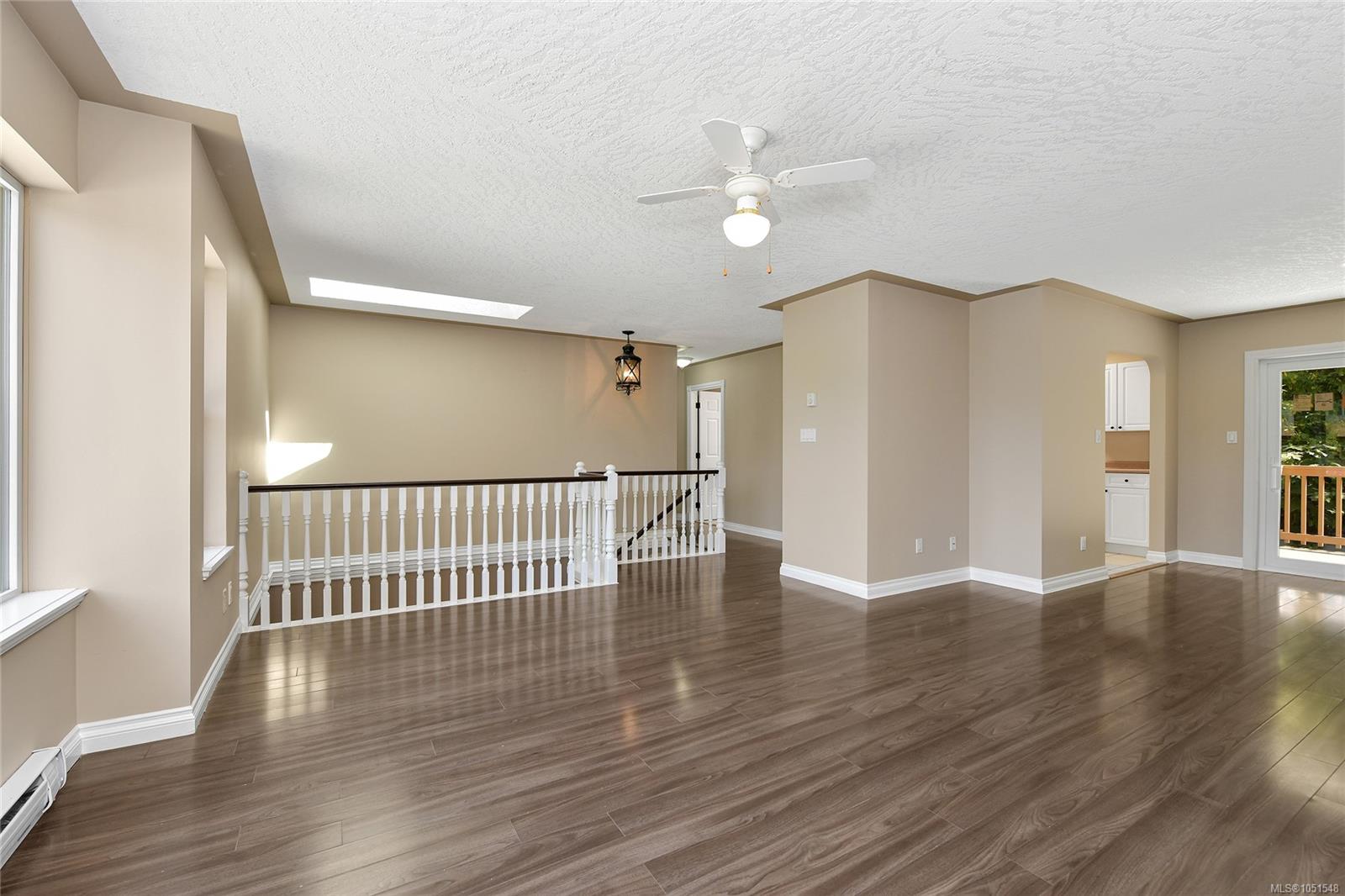 585 HANSEN Ave — listing photo 5 of 54