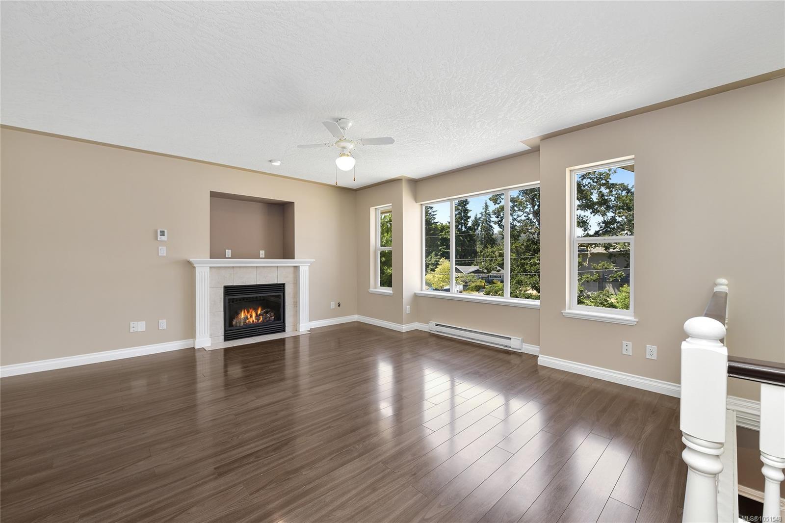 585 HANSEN Ave — listing photo 6 of 54