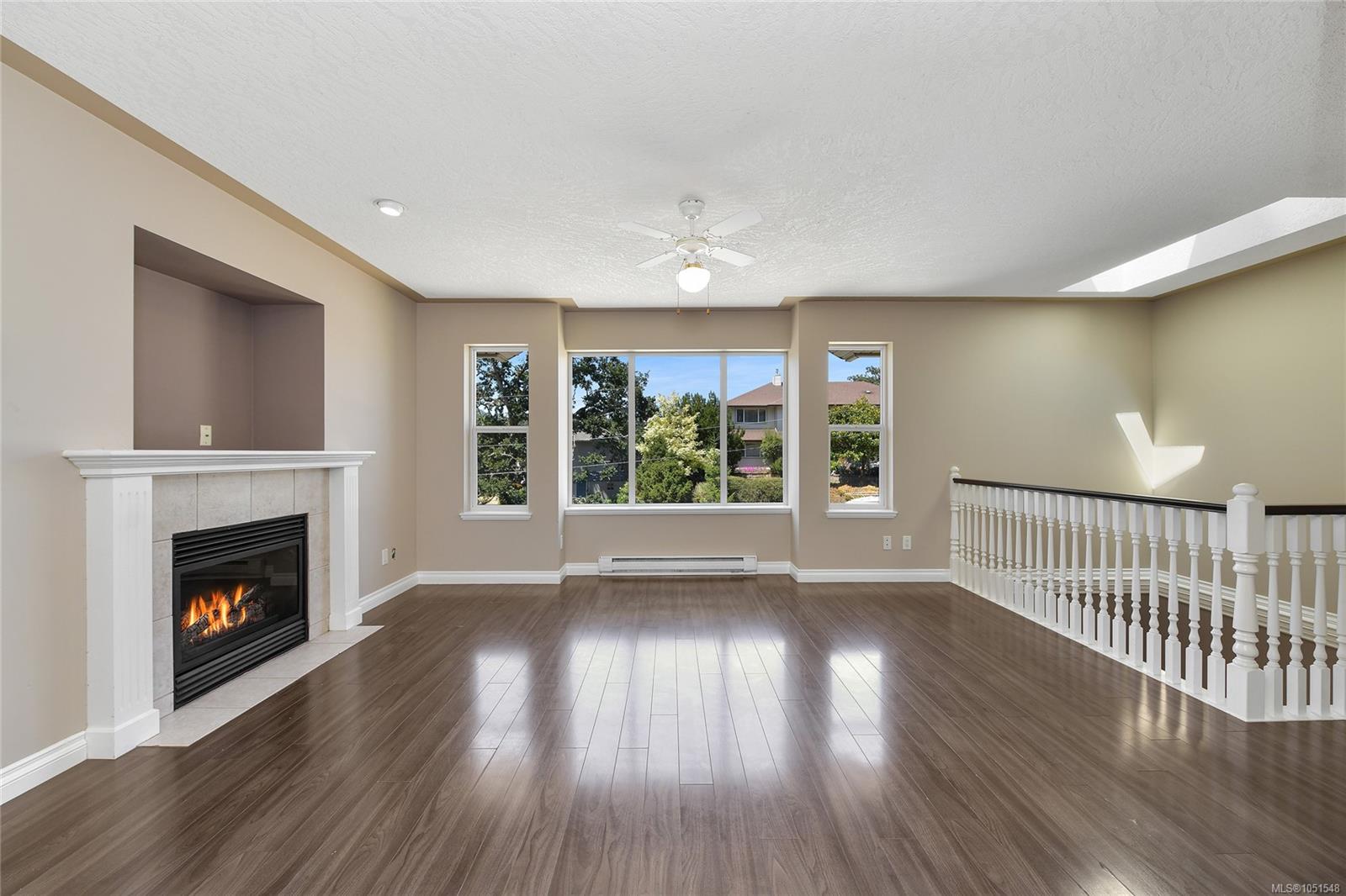 585 HANSEN Ave — listing photo 7 of 54