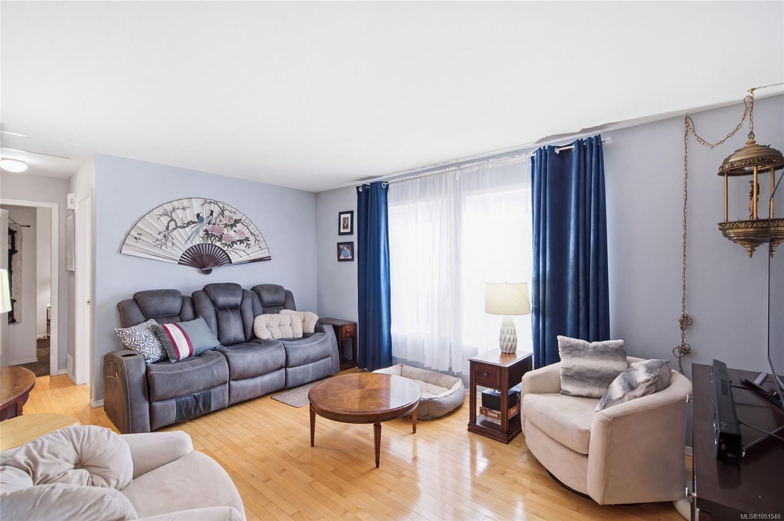 3948 Valewood Dr — listing photo 3 of 28