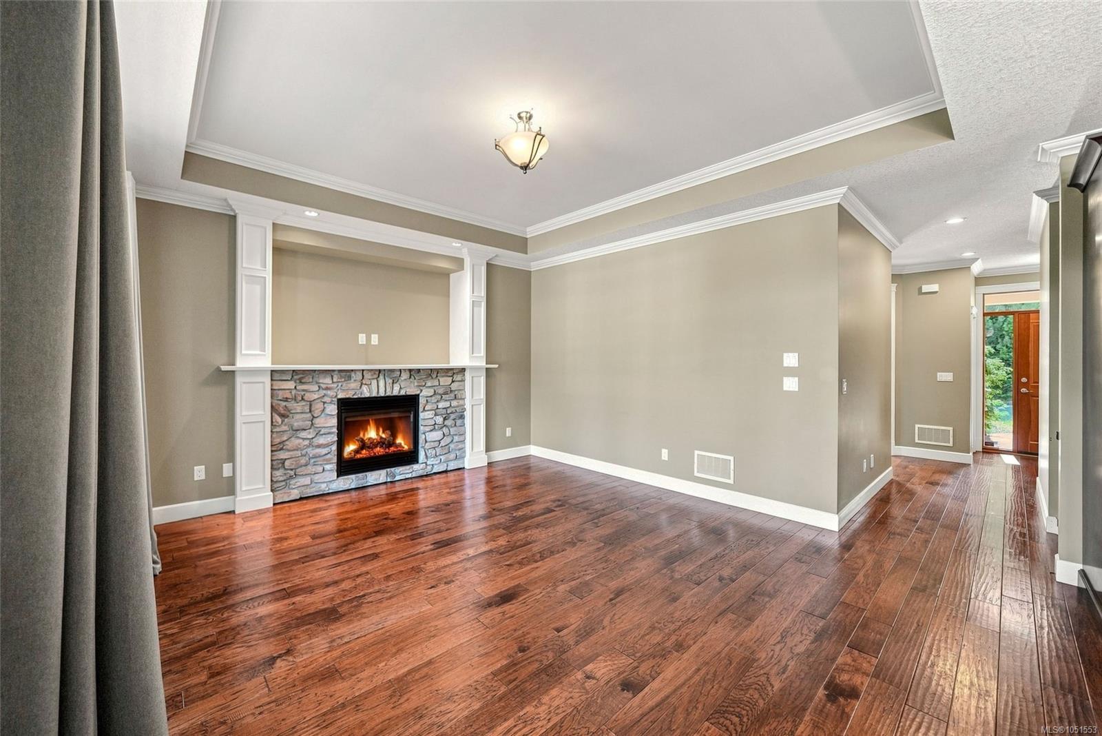 341 Sunny Dr — listing photo 5 of 50