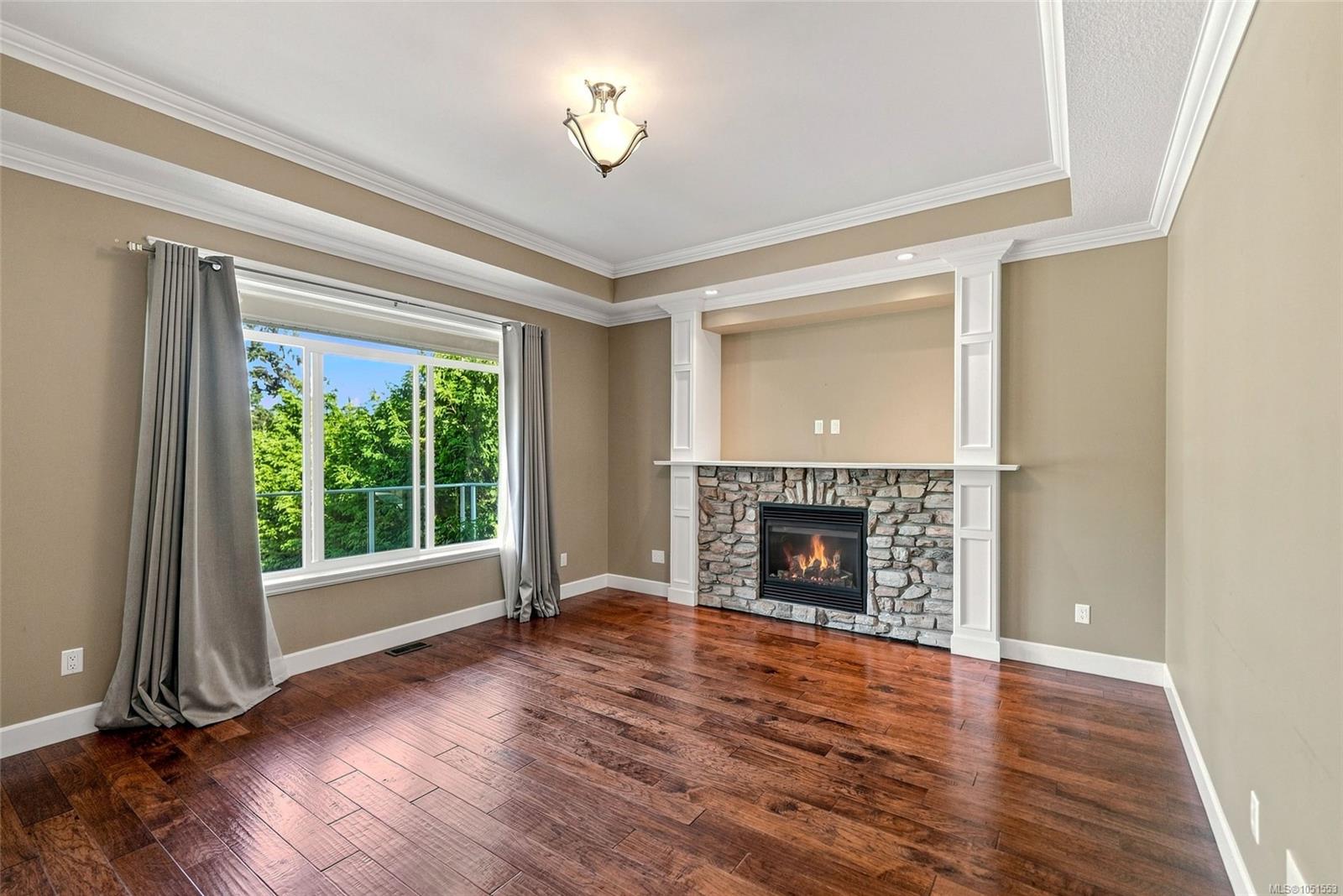 341 Sunny Dr — listing photo 6 of 50