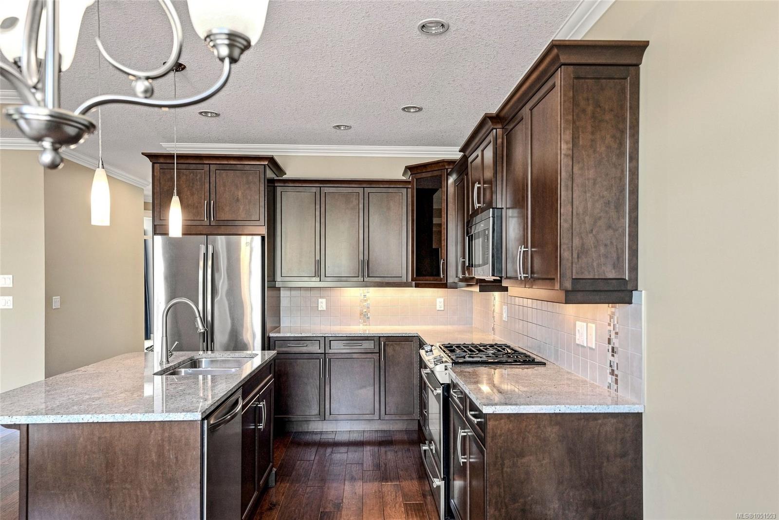 341 Sunny Dr — listing photo 10 of 50