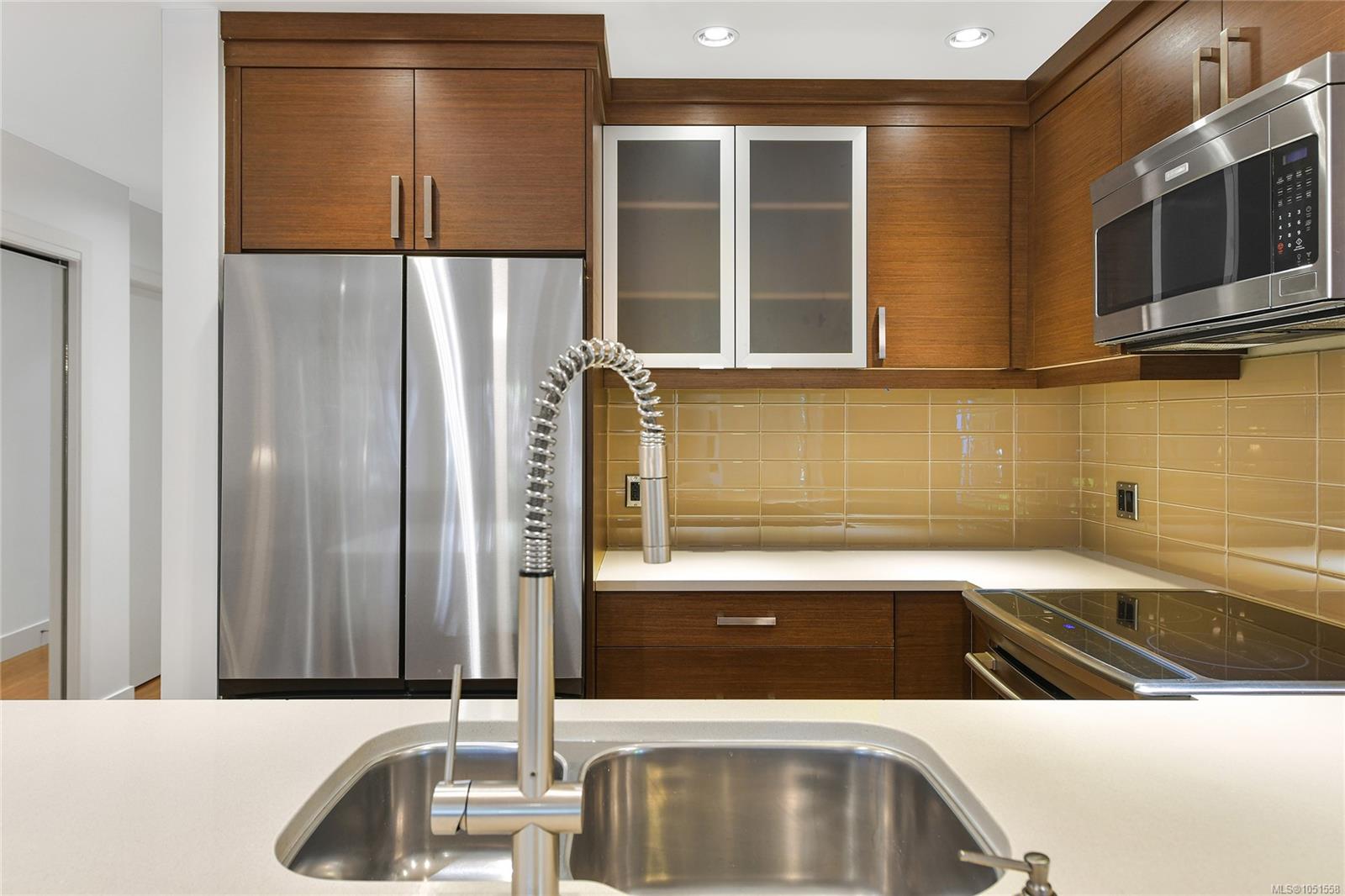 206-2589 Penrhyn St — listing photo 9 of 64