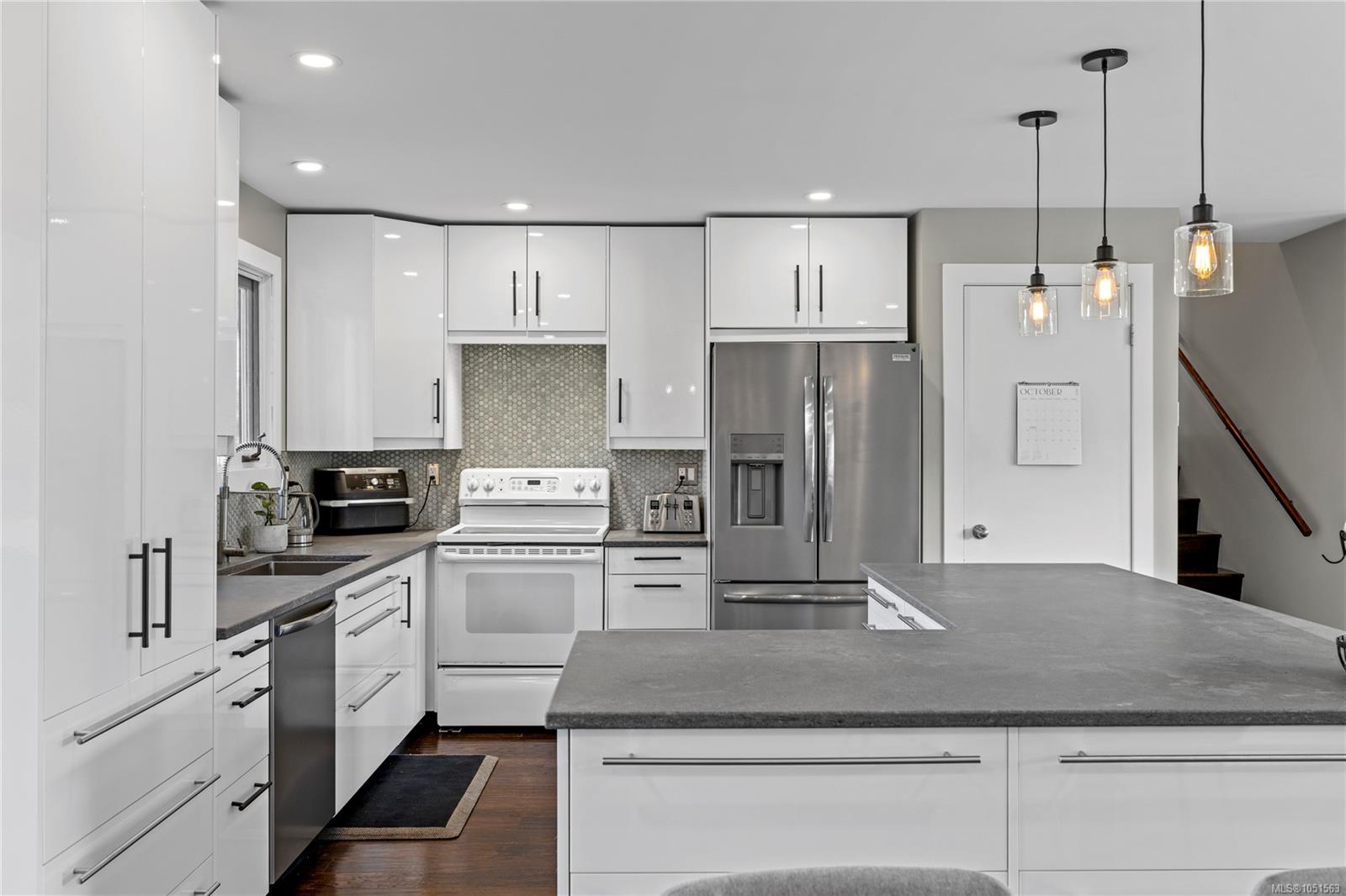 107 Moss Ave — listing photo 3 of 30