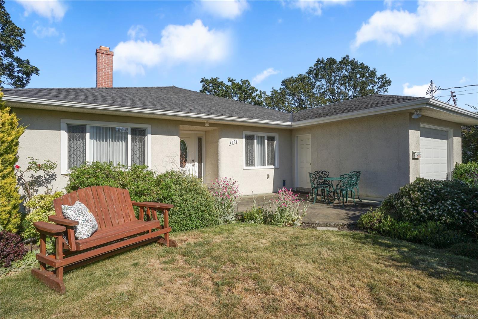 1697 Yale St — listing photo 2 of 39