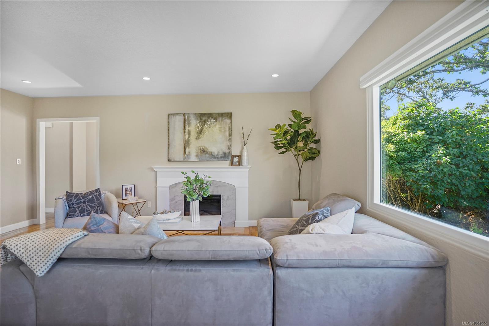 1697 Yale St — listing photo 11 of 39