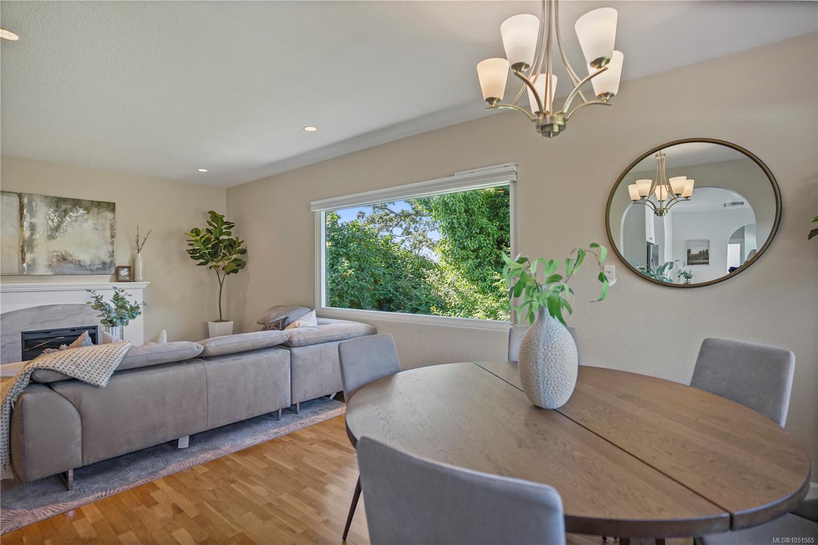 1697 Yale St — listing photo 14 of 39