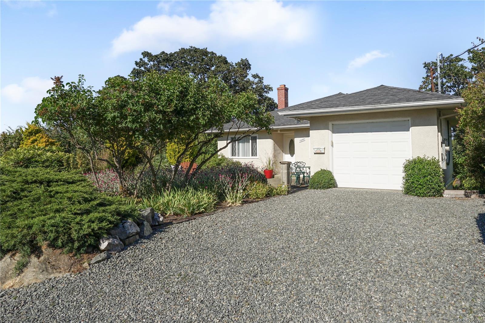 1697 Yale St — listing photo 6 of 39