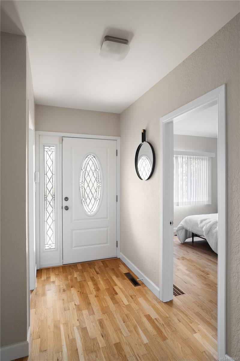 1697 Yale St — listing photo 7 of 39