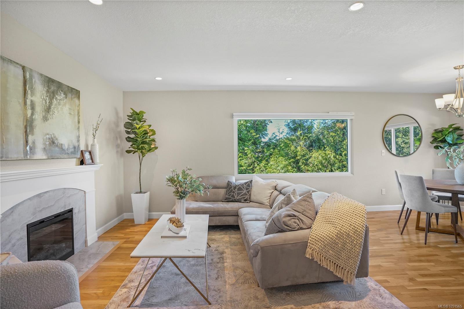 1697 Yale St — listing photo 8 of 39