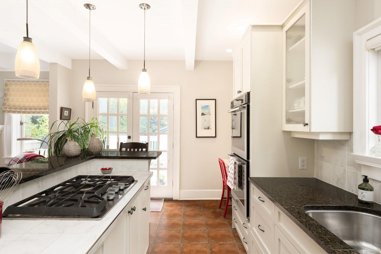 1036 Deal St — listing photo 11 of 45