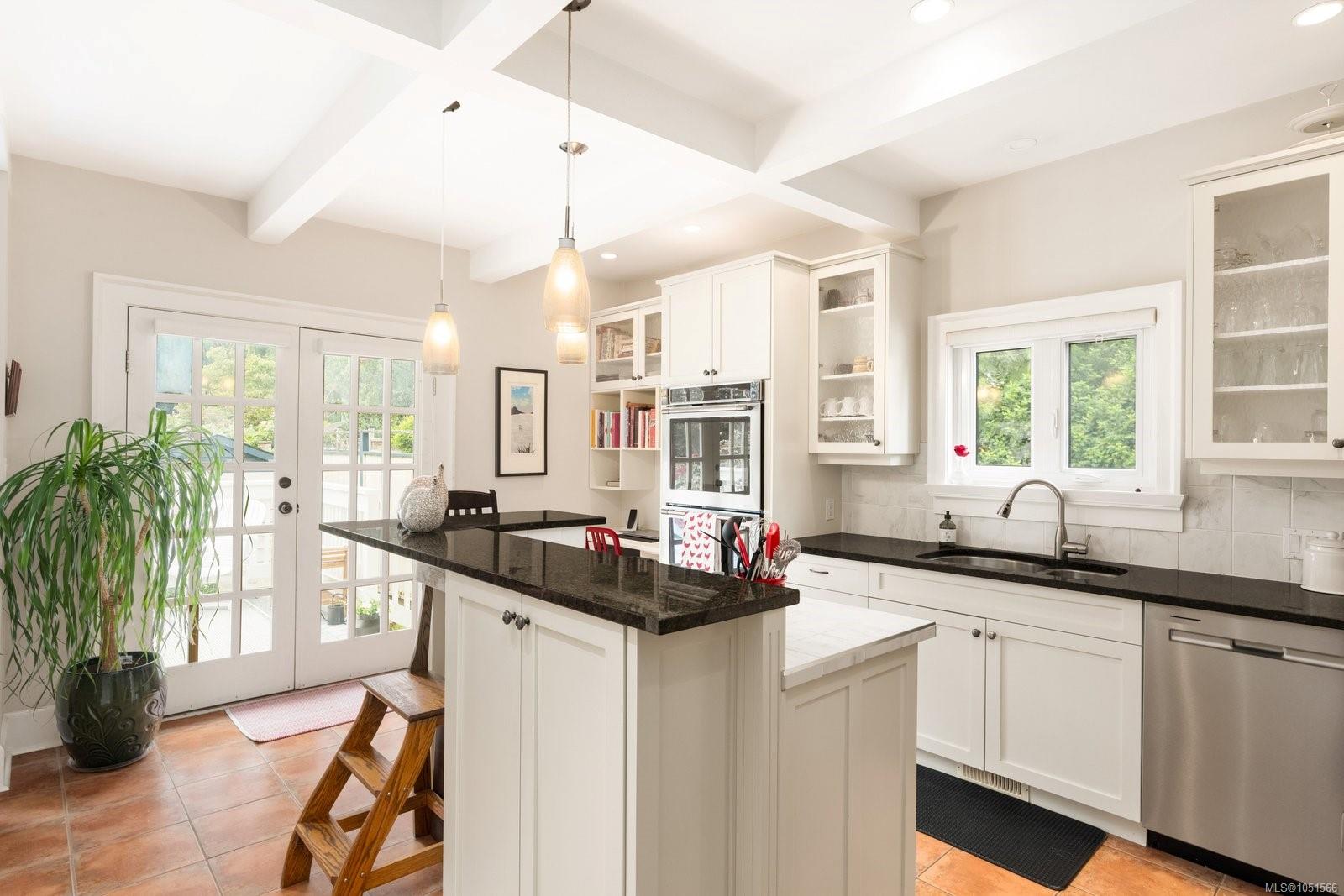 1036 Deal St — listing photo 12 of 45
