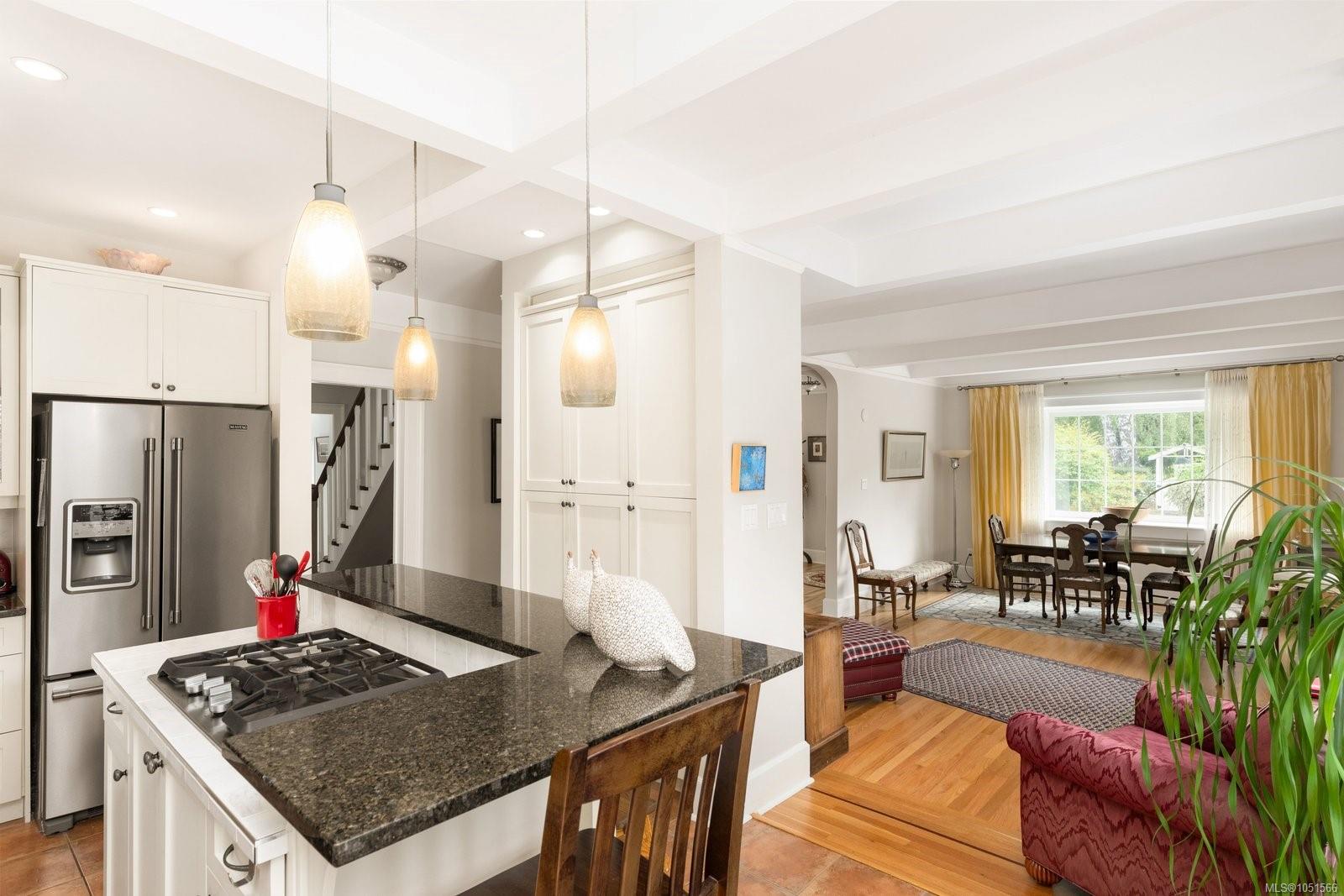 1036 Deal St — listing photo 9 of 45