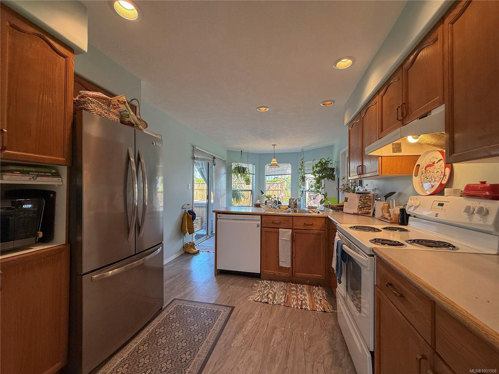 688 Albatross Cres — listing photo 11 of 46