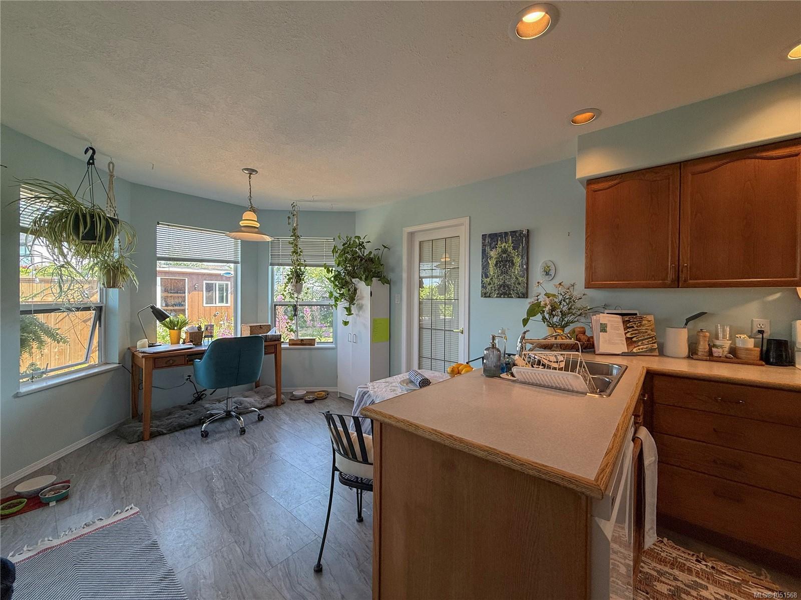 688 Albatross Cres — listing photo 13 of 46