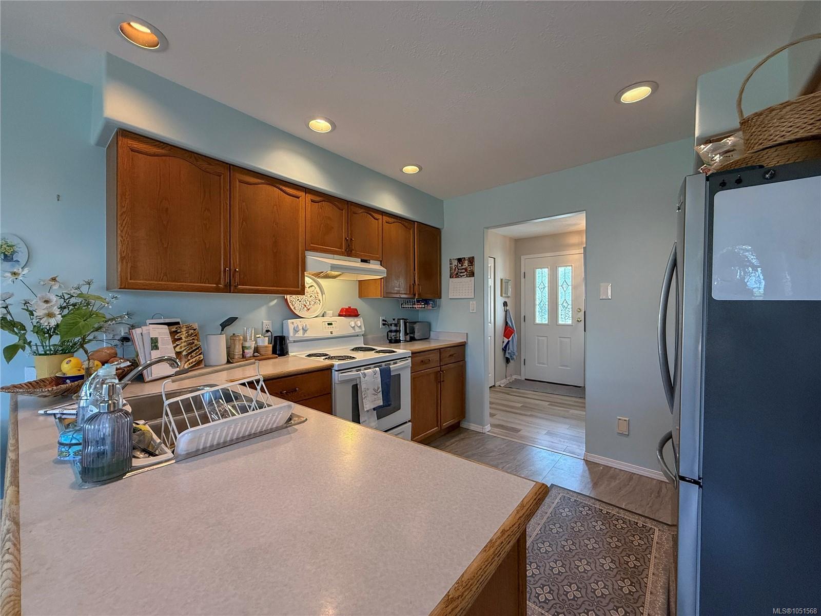 688 Albatross Cres — listing photo 4 of 46