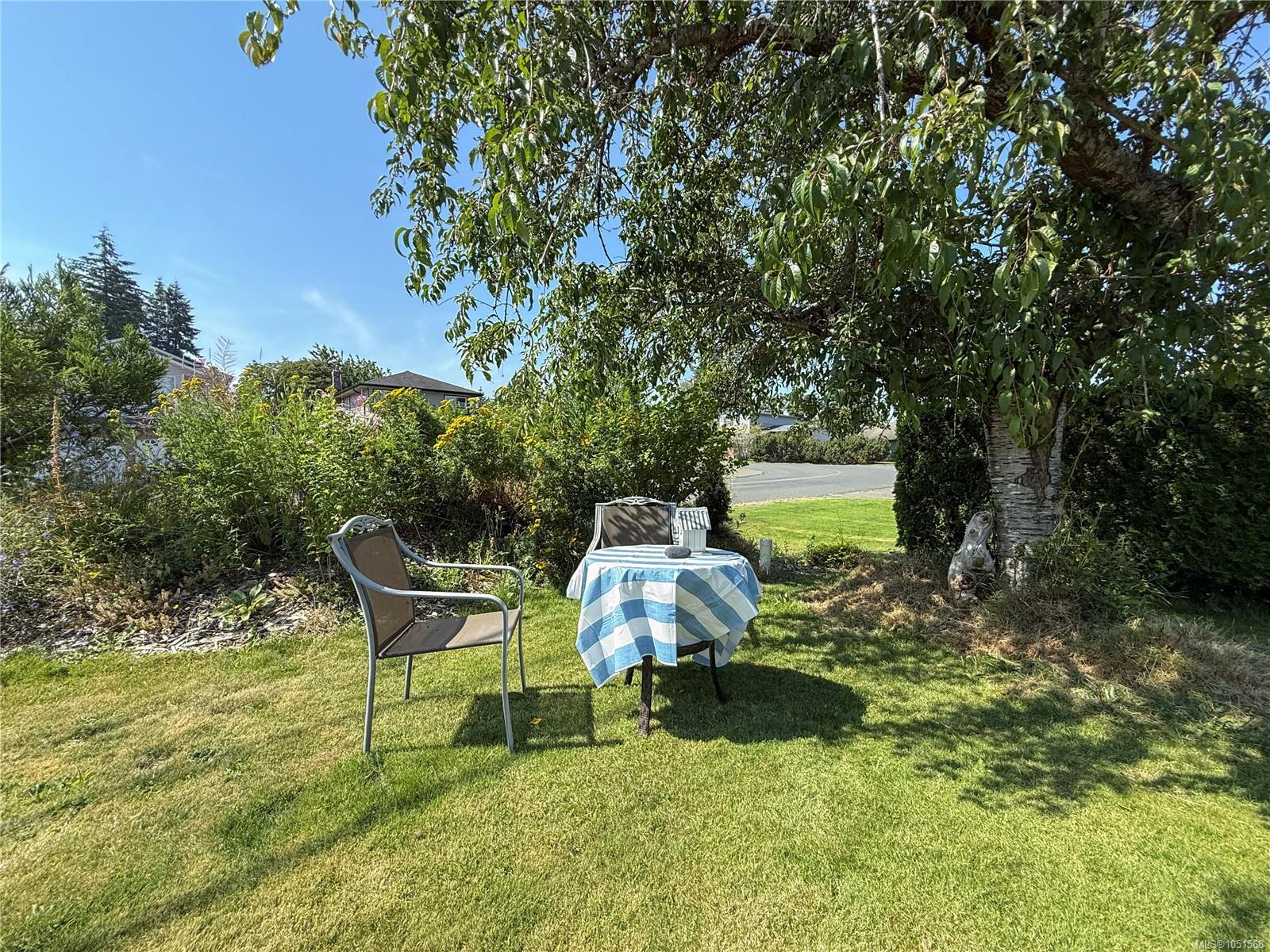 688 Albatross Cres — listing photo 5 of 46