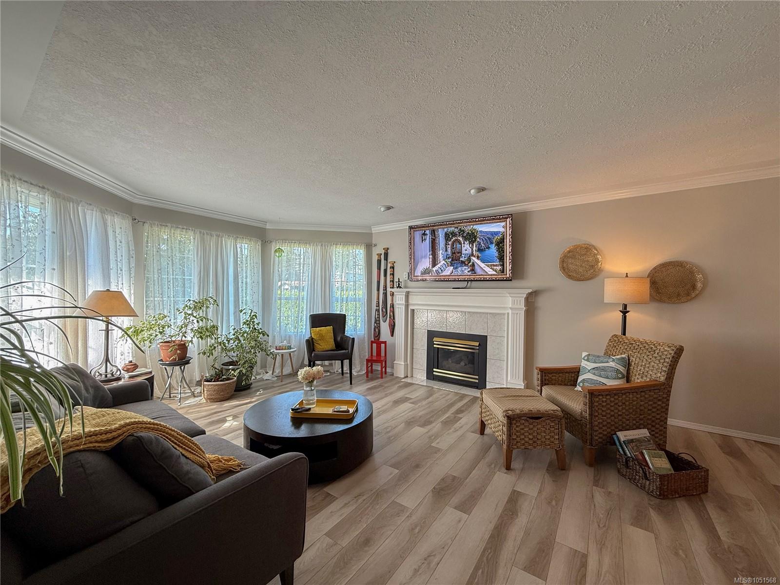 688 Albatross Cres — listing photo 6 of 46