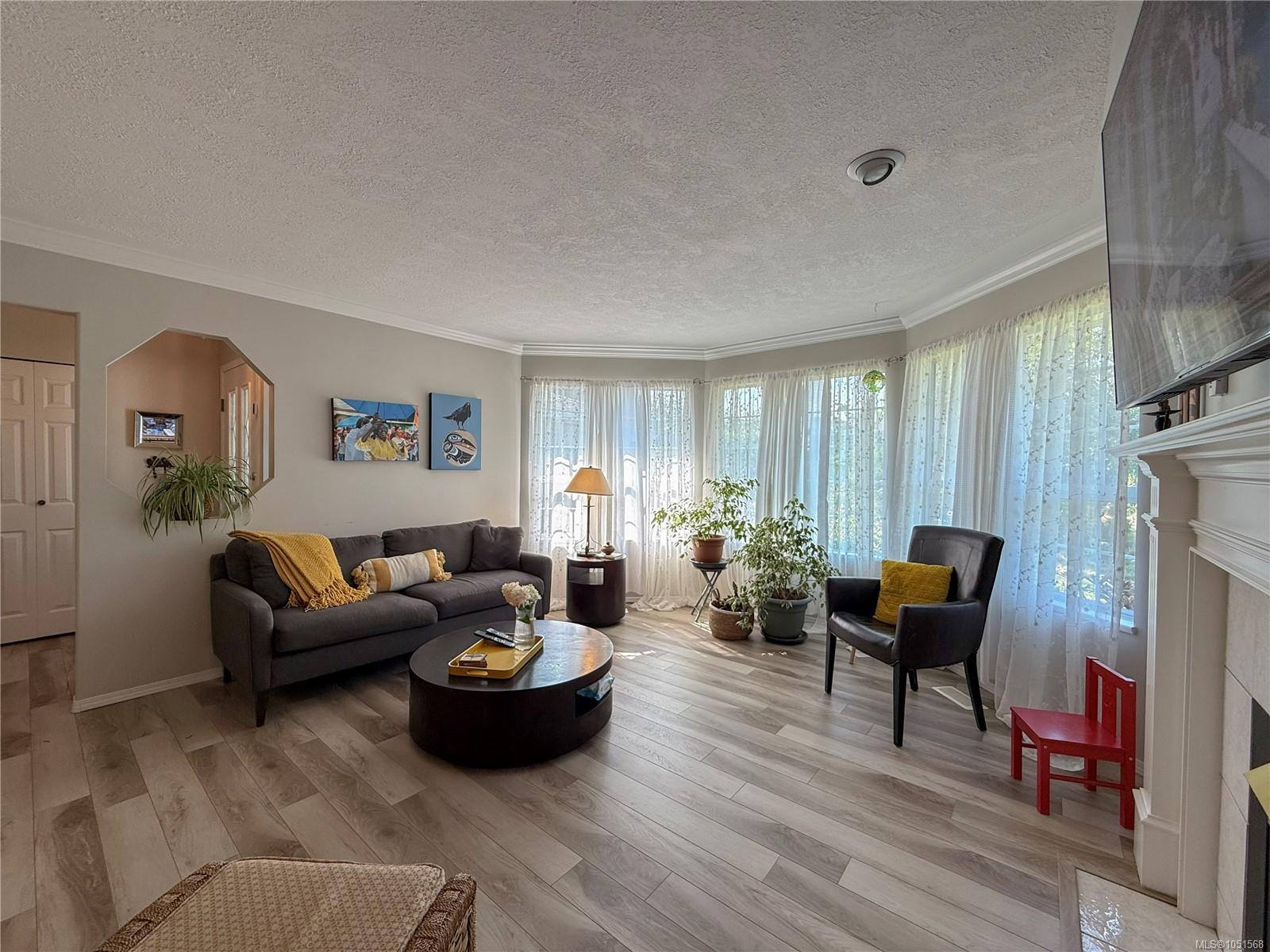 688 Albatross Cres — listing photo 7 of 46