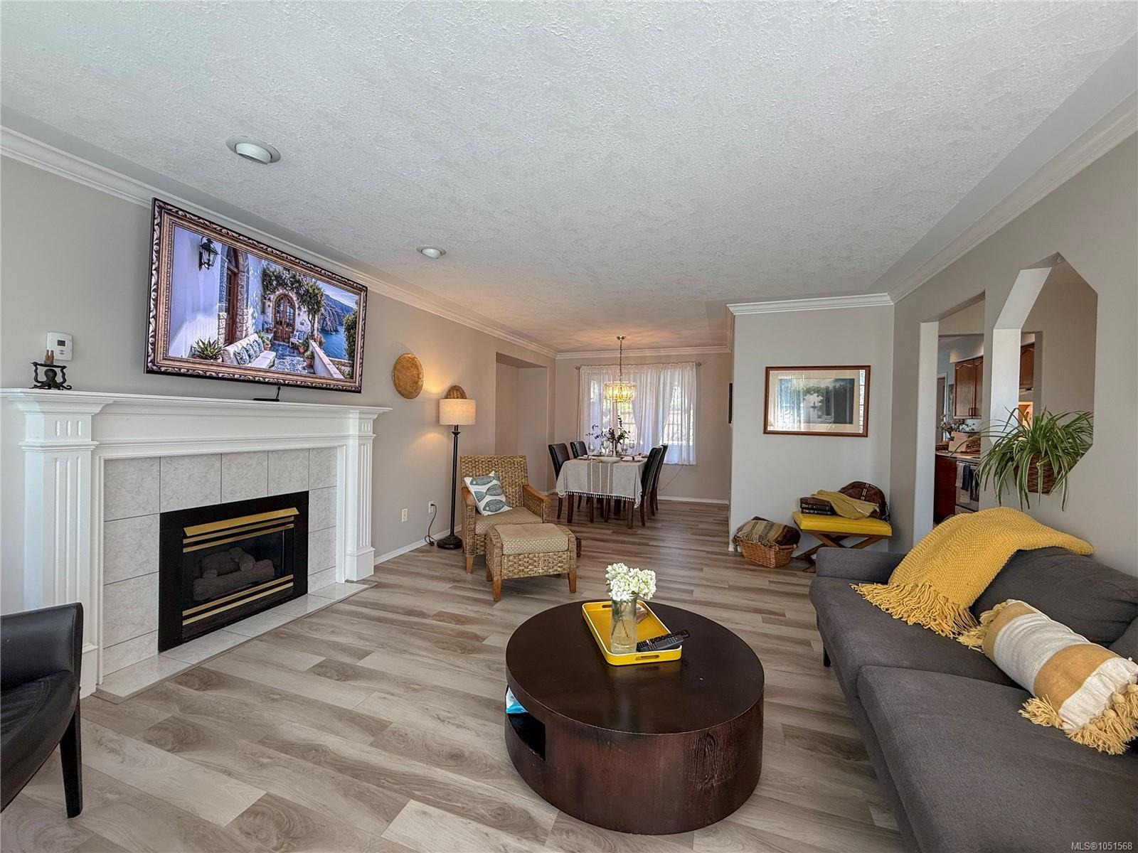 688 Albatross Cres — listing photo 8 of 46