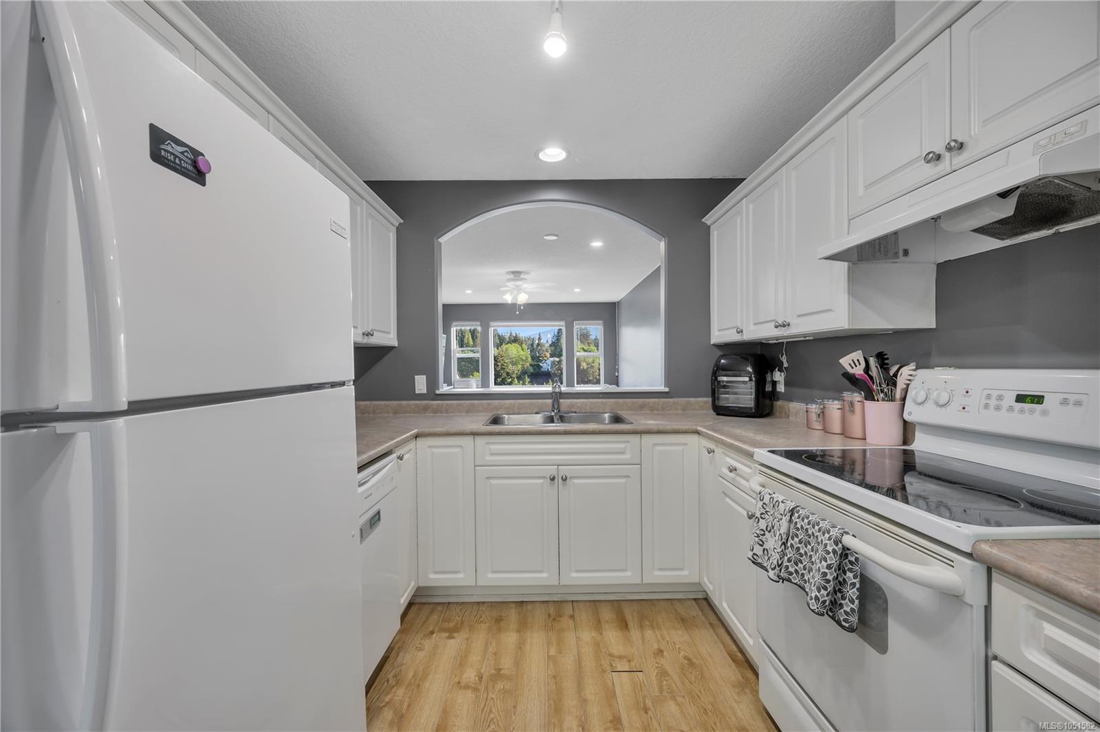 4780 Fairbrook Cres — listing photo 13 of 23