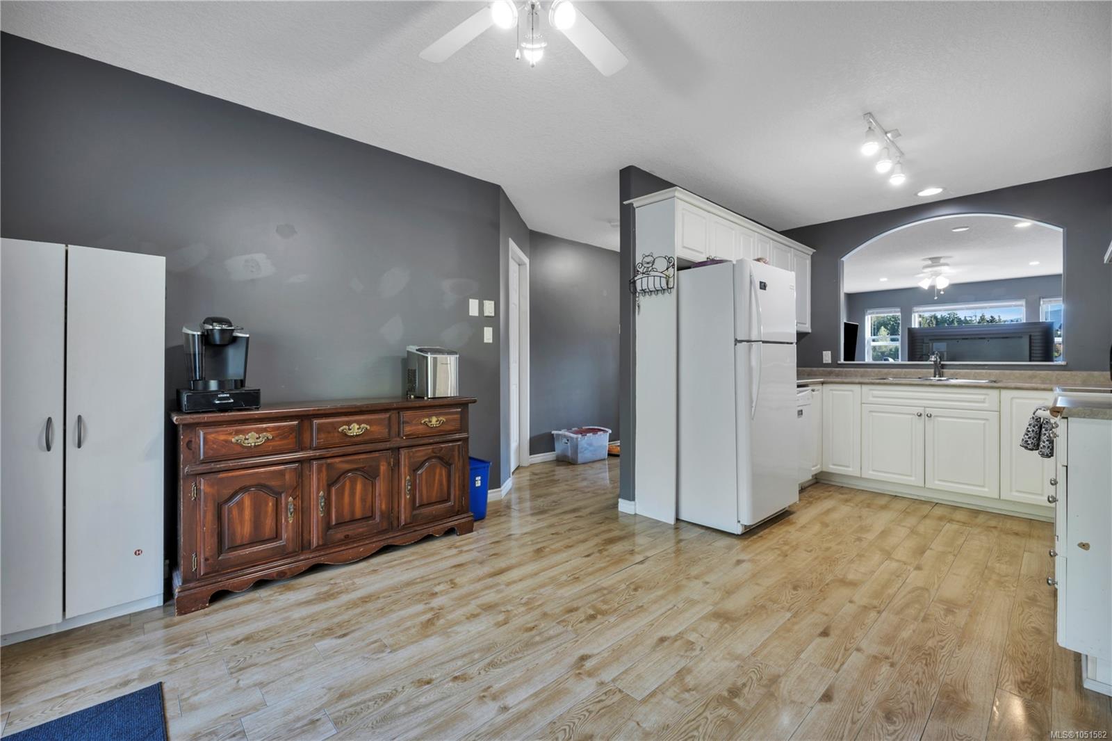 4780 Fairbrook Cres — listing photo 5 of 23