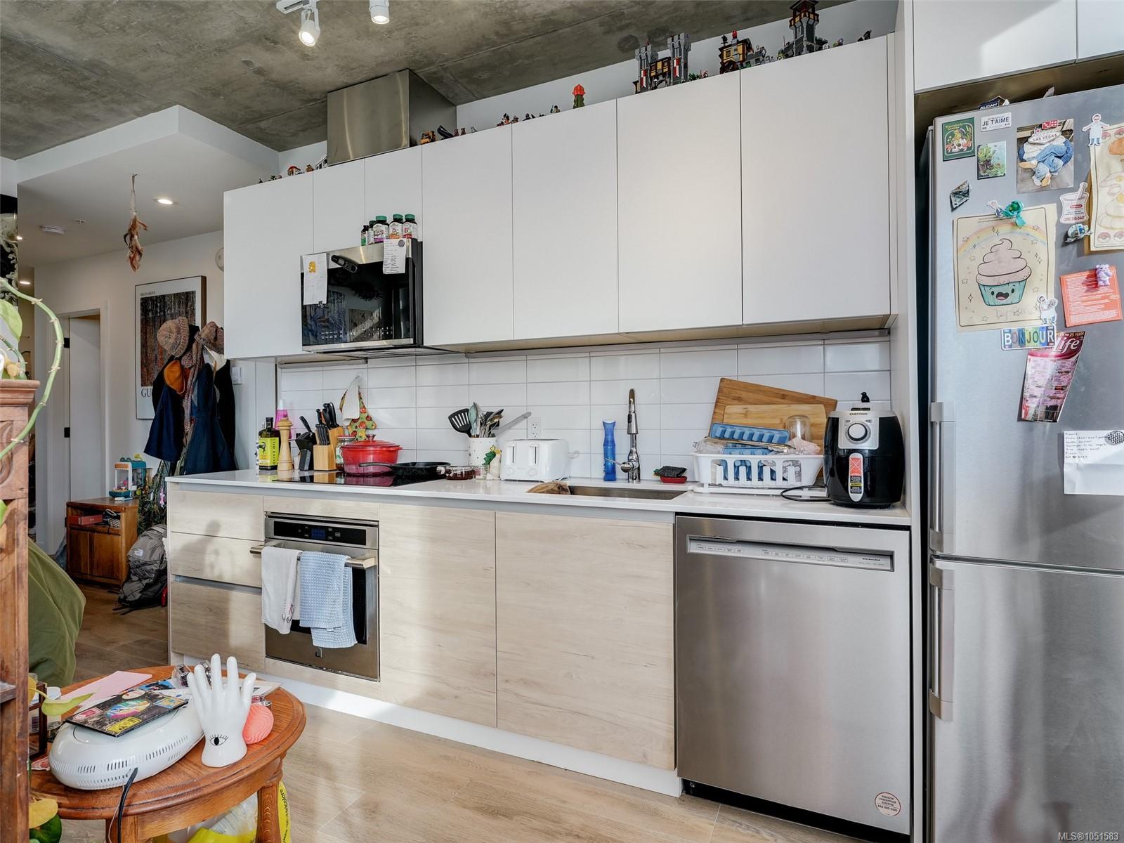 409-1097 View St — listing photo 5 of 16