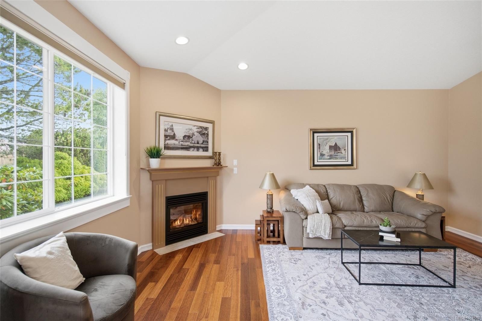 6154 Saturna Ave — listing photo 4 of 34