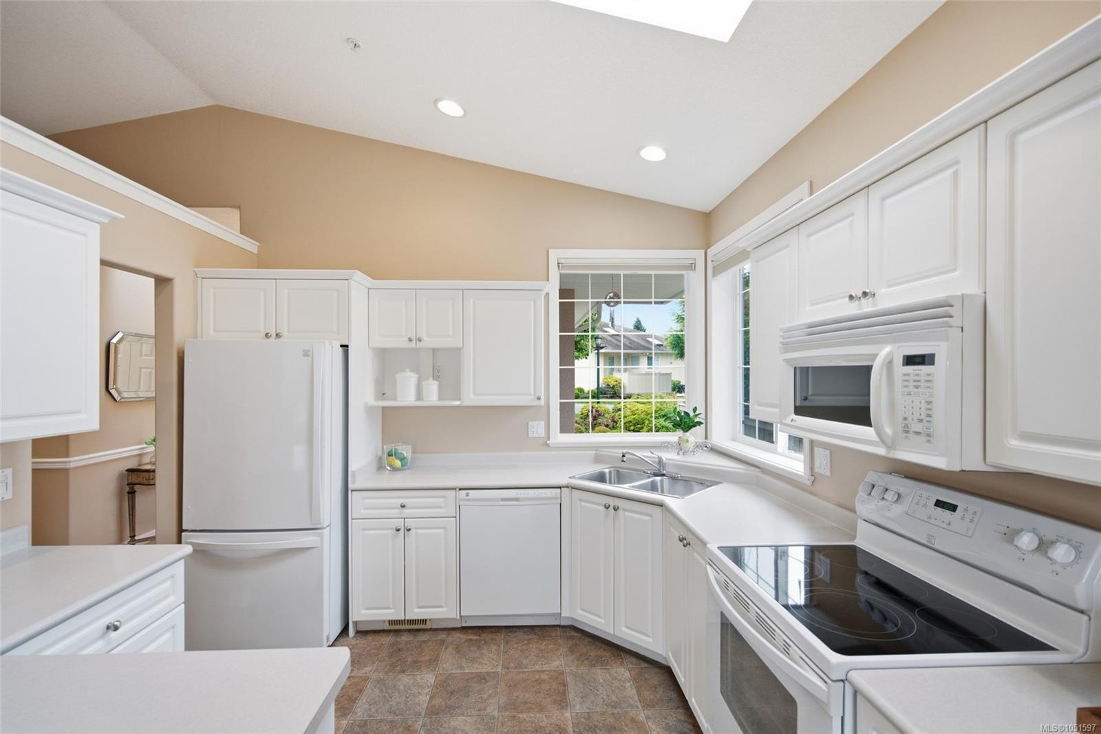 6154 Saturna Ave — listing photo 5 of 34