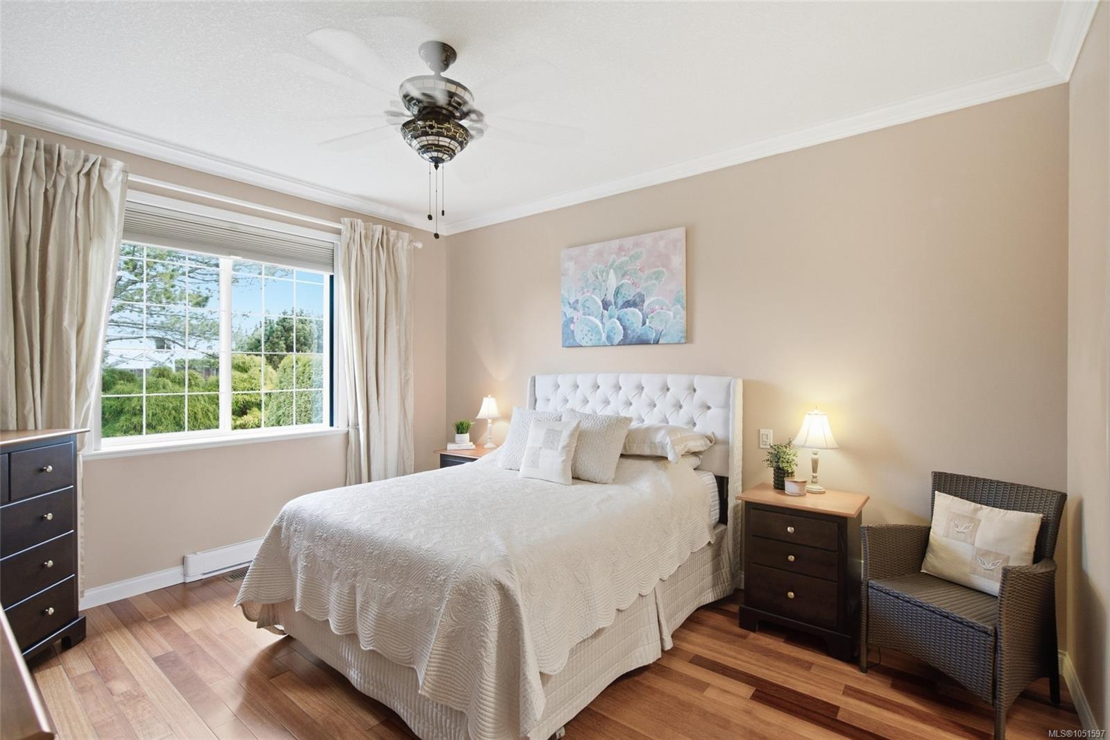 6154 Saturna Ave — listing photo 8 of 34