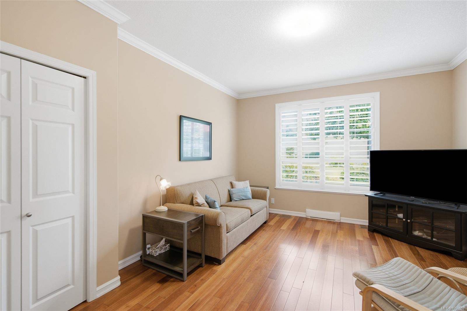 6154 Saturna Ave — listing photo 10 of 34
