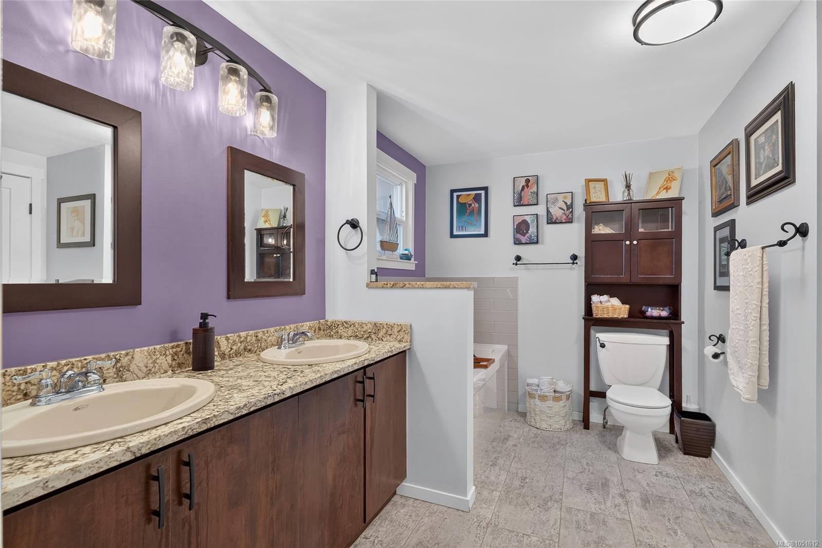 6071 Pine Ridge Cres — listing photo 11 of 39