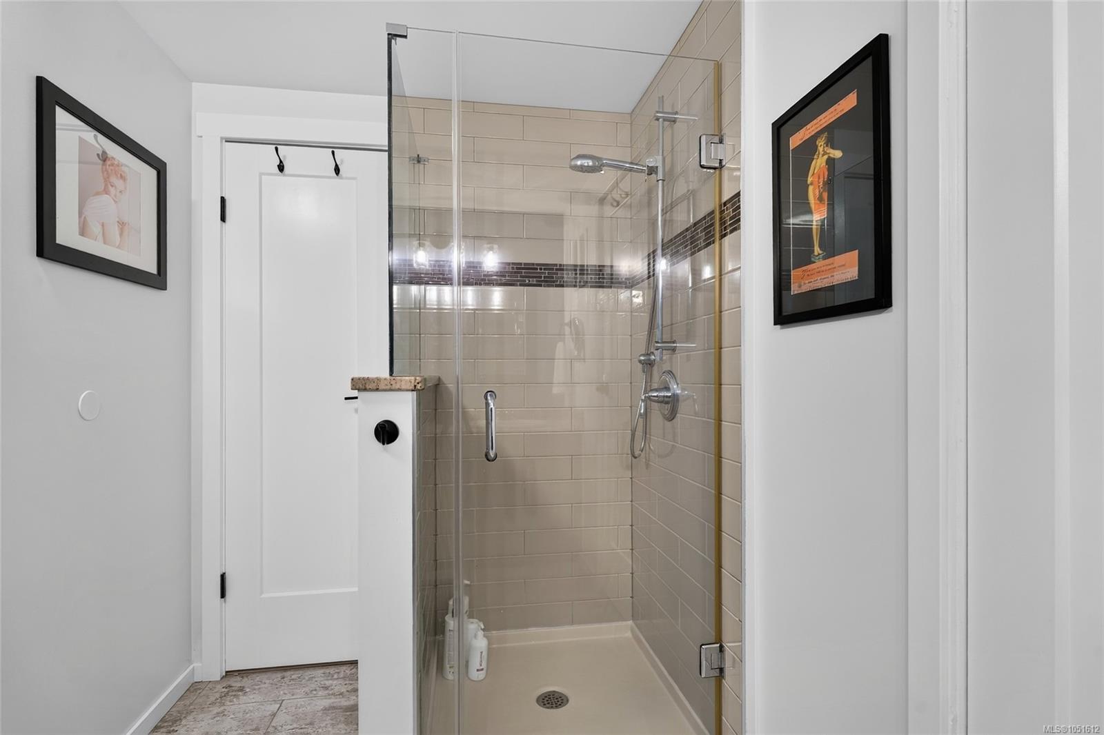 6071 Pine Ridge Cres — listing photo 12 of 39