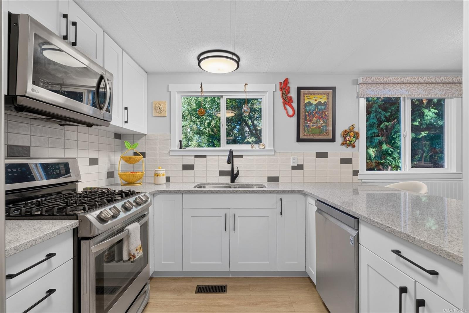 6071 Pine Ridge Cres — listing photo 3 of 39