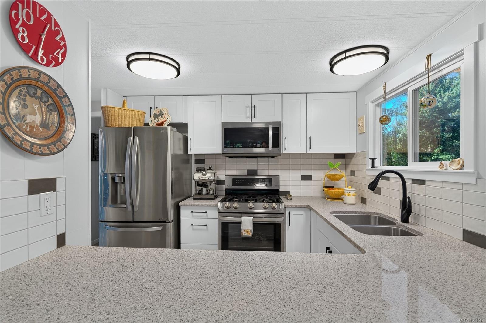 6071 Pine Ridge Cres — listing photo 5 of 39