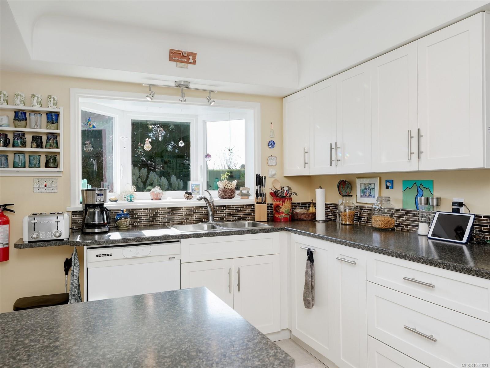 1715 Cedar Ave — listing photo 4 of 30