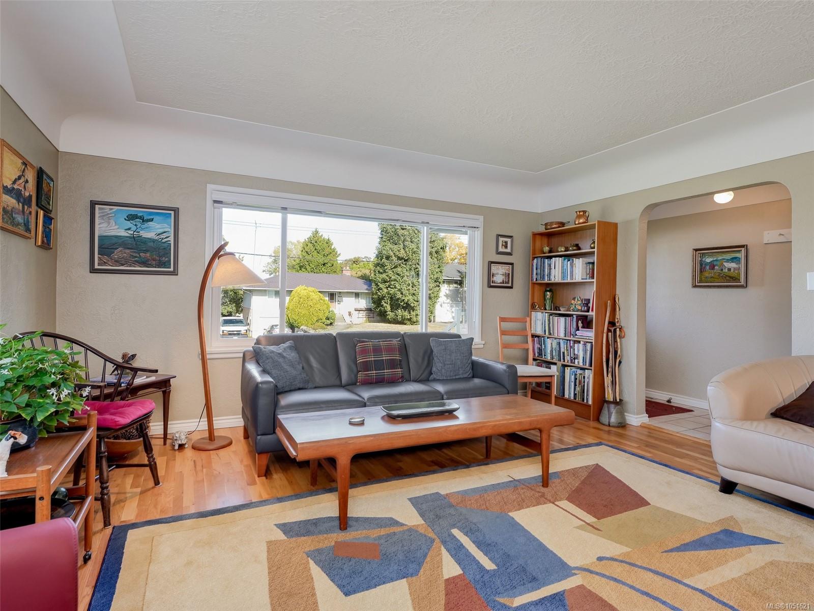 1715 Cedar Ave — listing photo 5 of 30
