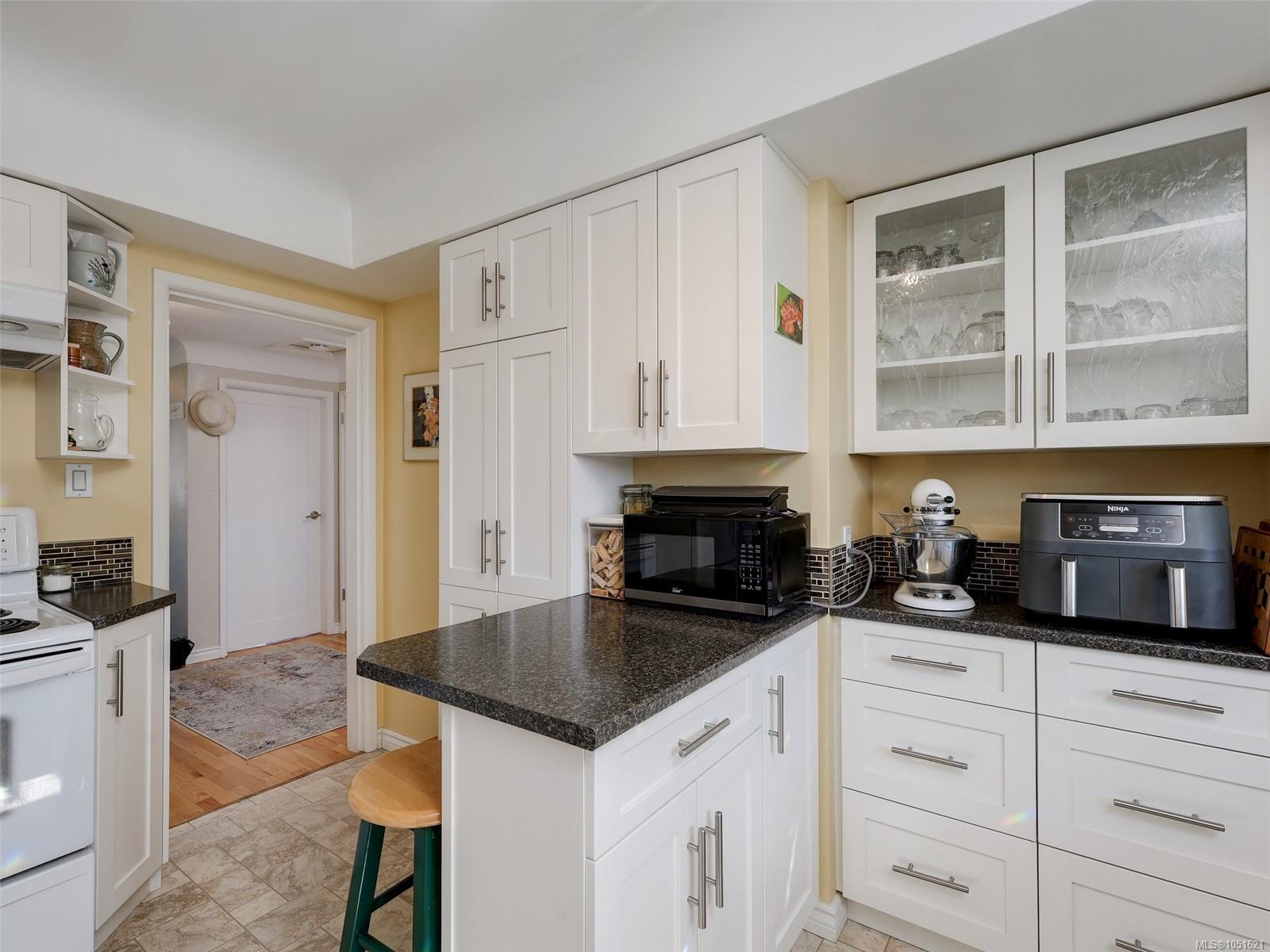 1715 Cedar Ave — listing photo 7 of 30