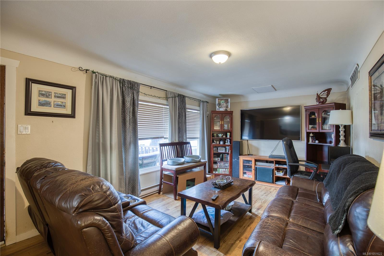 543 Bradley St — listing photo 2 of 39